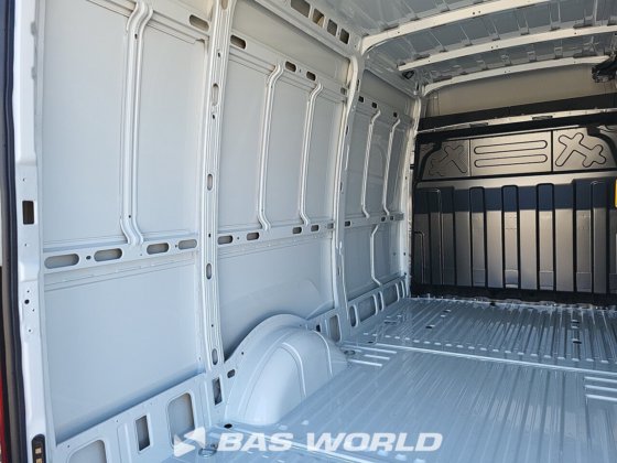 イヴェコ・デイリー 35S21 クローズド・ボックス・バン