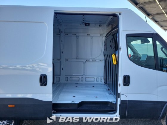 イヴェコ・デイリー 35S21 クローズド・ボックス・バン