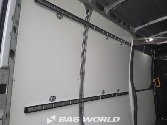 イヴェコ・デイリー 35C21 クローズド・ボックス・バン