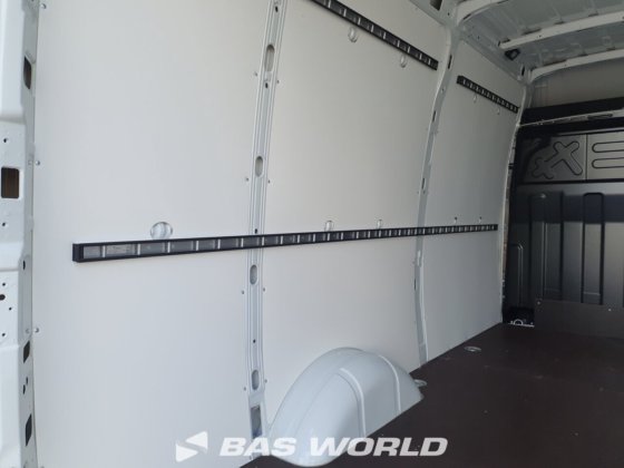 イヴェコ・デイリー 35S21 クローズド・ボックス・バン