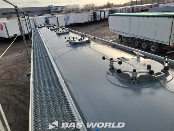 Kässbohrer 料仓半拖车