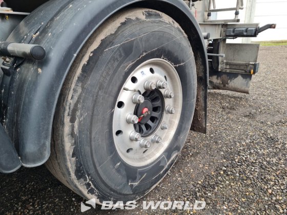 马扎尔坦克半拖车