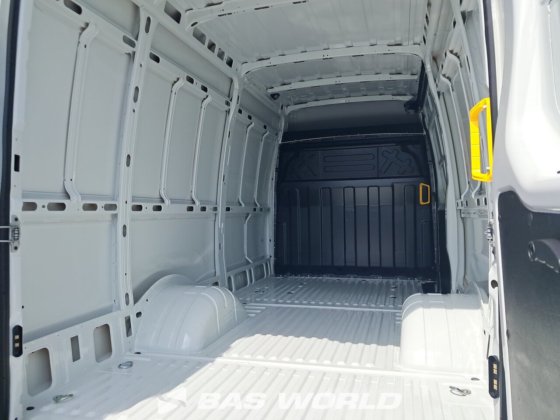 イヴェコ・デイリー 35C21 クローズド・ボックス・バン