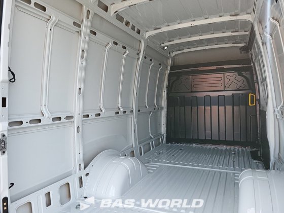 イヴェコ・デイリー 35C21 クローズド・ボックス・バン