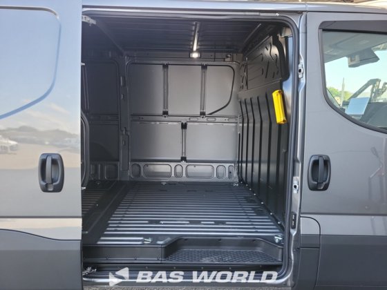 イヴェコ・デイリー 35C21 クローズド・ボックス・バン