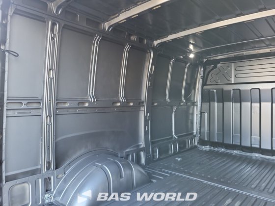 イヴェコ・デイリー 35C21 クローズド・ボックス・バン