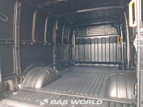 イヴェコ・デイリー 35C21 クローズド・ボックス・バン