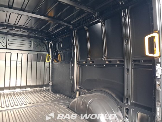 イヴェコ・デイリー 35C21 クローズド・ボックス・バン