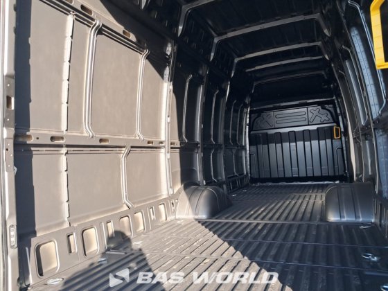 イヴェコ・デイリー 35C21 クローズド・ボックス・バン