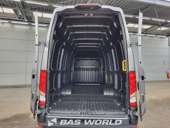 イヴェコ・デイリー 35C21 クローズド・ボックス・バン