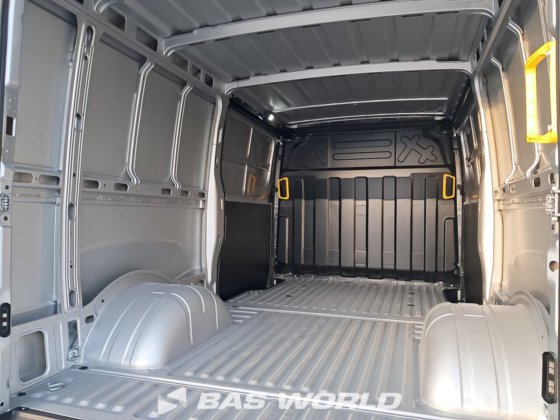 イヴェコ・デイリー 35C21 クローズド・ボックス・バン