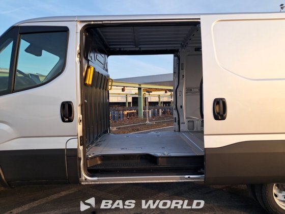 イヴェコ・デイリー 35C21 クローズド・ボックス・バン