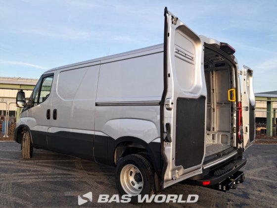 イヴェコ・デイリー 35C21 クローズド・ボックス・バン