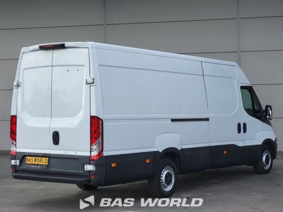 イヴェコ・デイリー 35S13 クローズド・ボックス・バン