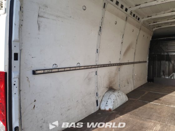 イヴェコ・デイリー 35S13 クローズド・ボックス・バン