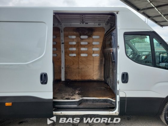 イヴェコ・デイリー 35S16 クローズド・ボックス・バン