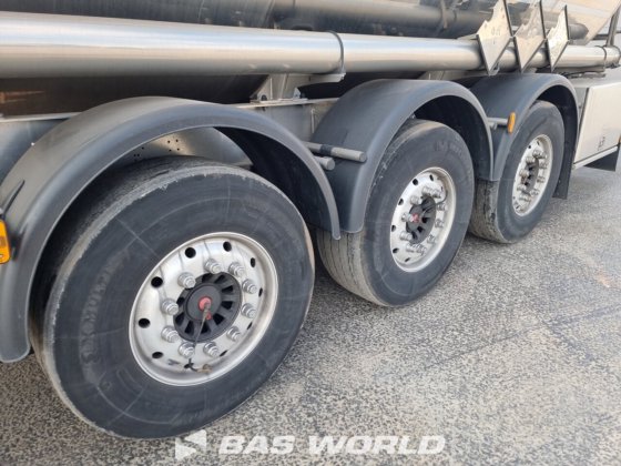 马扎尔坦克半拖车