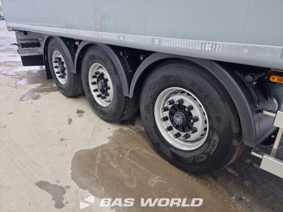 クレーカー・ウォーキング・フロア