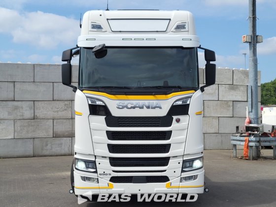 斯堪尼亚 S650 6X2 牵引车组