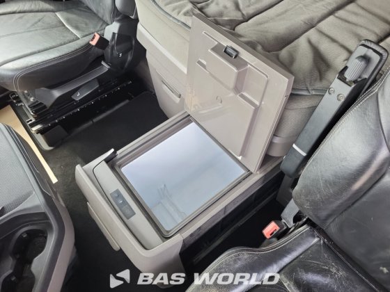 斯堪尼亚 S650 6X2 牵引车组