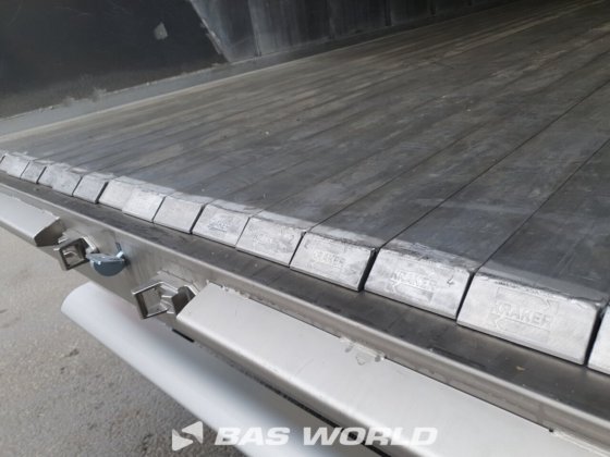 クレーカー・ウォーキング・フロア