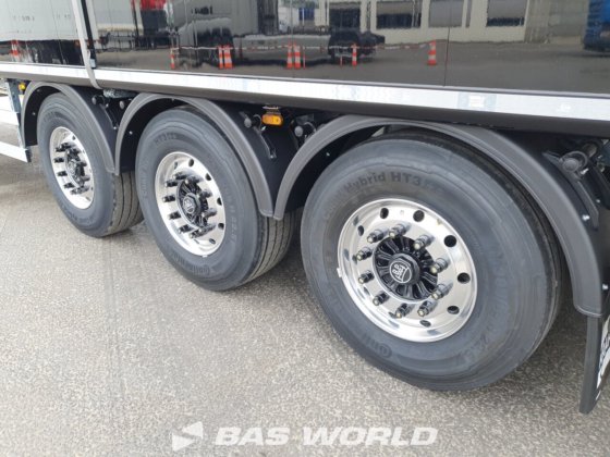 クレーカー・ウォーキング・フロア