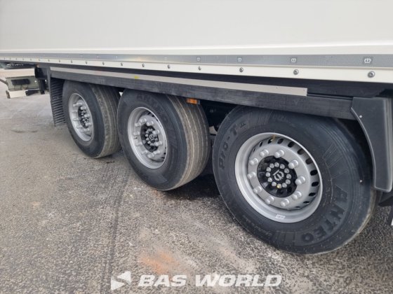 クローネ・クローズドボックス・セミトレーラー