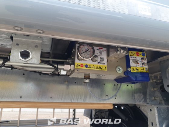 クレーカー・ウォーキング・フロア