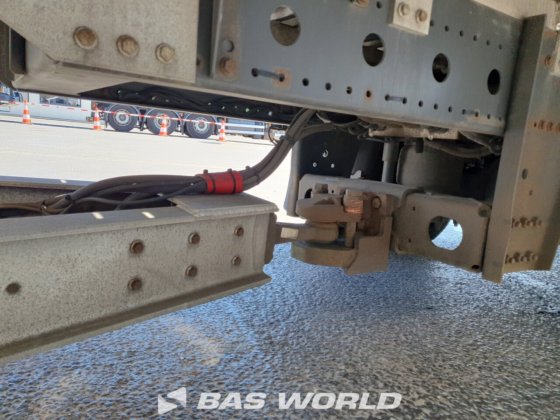 メルセデストラックとトレーラー