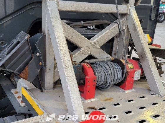 メルセデストラックとトレーラー