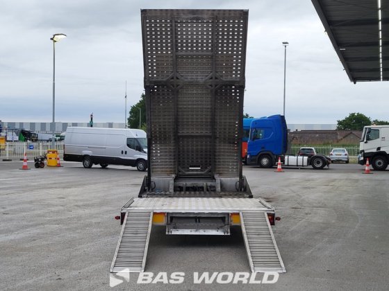 メルセデストラックとトレーラー