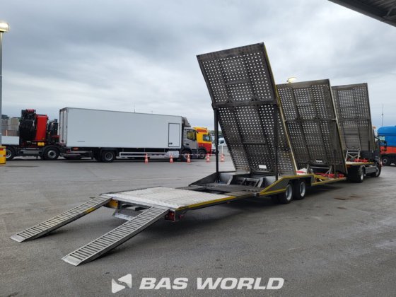 メルセデストラックとトレーラー