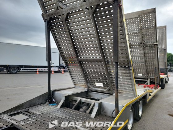 メルセデストラックとトレーラー