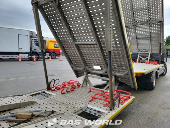 メルセデストラックとトレーラー