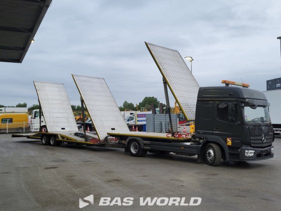 メルセデストラックとトレーラー