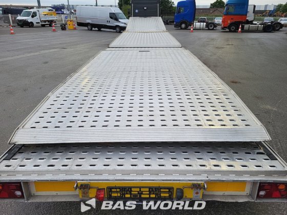 メルセデストラックとトレーラー