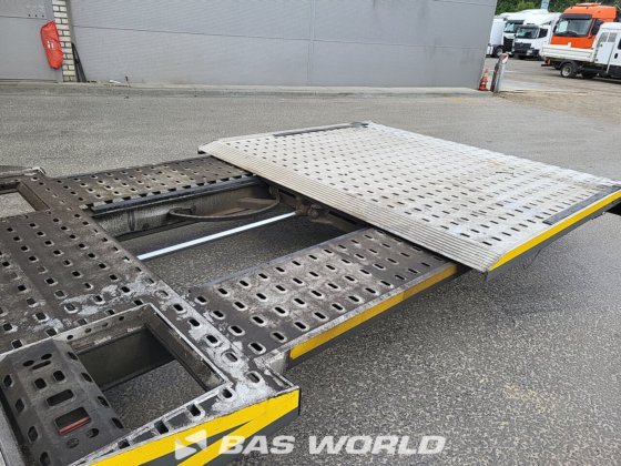 メルセデストラックとトレーラー