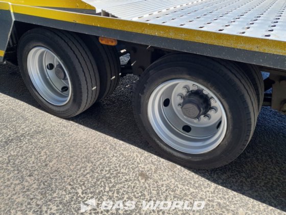 メルセデストラックとトレーラー