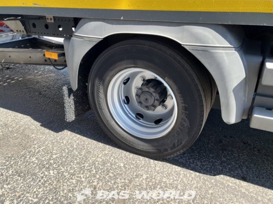 メルセデストラックとトレーラー