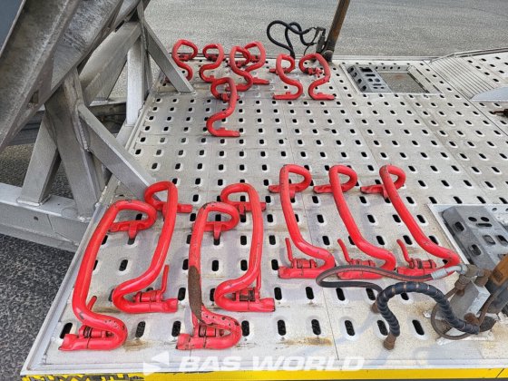 メルセデストラックとトレーラー