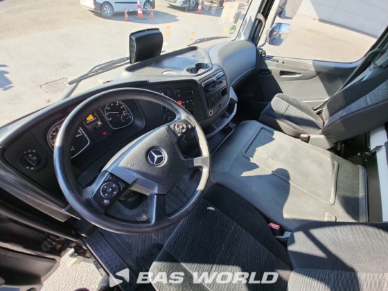 メルセデストラックとトレーラー