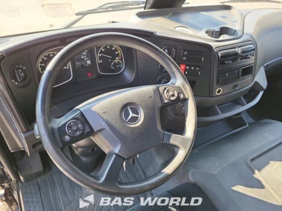 メルセデストラックとトレーラー