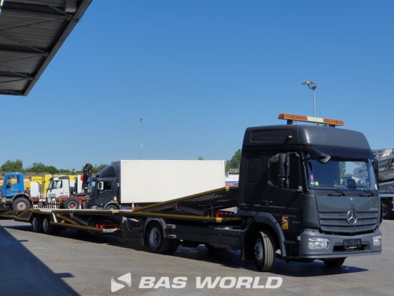 メルセデストラックとトレーラー