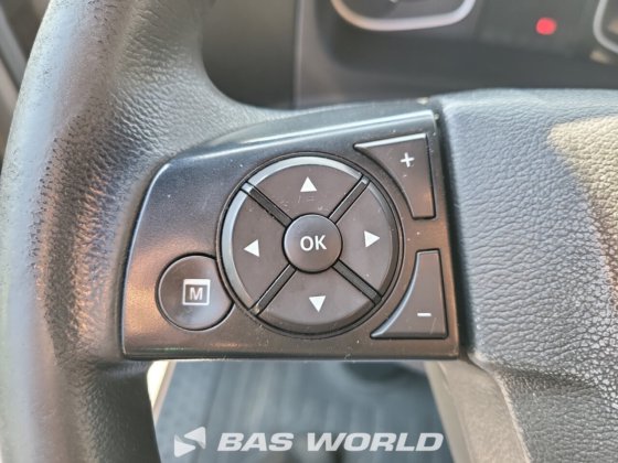 メルセデストラックとトレーラー