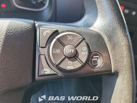 メルセデストラックとトレーラー