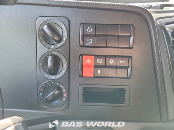 メルセデストラックとトレーラー