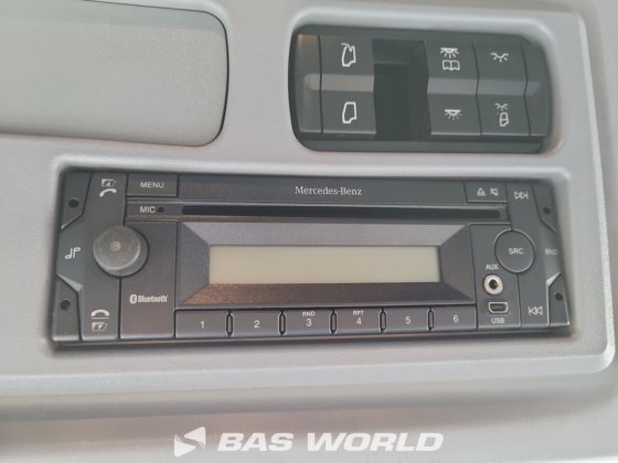 メルセデストラックとトレーラー