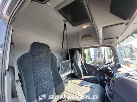 メルセデストラックとトレーラー