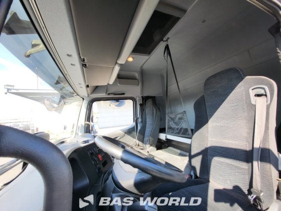 メルセデストラックとトレーラー