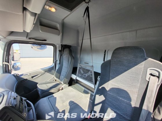 メルセデストラックとトレーラー